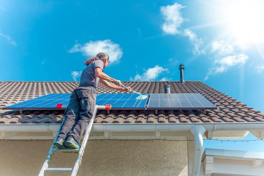 d&eacute;couvrez les aides financi&egrave;res disponibles en 2025 pour l'installation de panneaux solaires. optimisez votre investissement tout en contribuant &agrave; la transition &eacute;nerg&eacute;tique avec des subventions, cr&eacute;dits d'imp&ocirc;t et autres incitations.