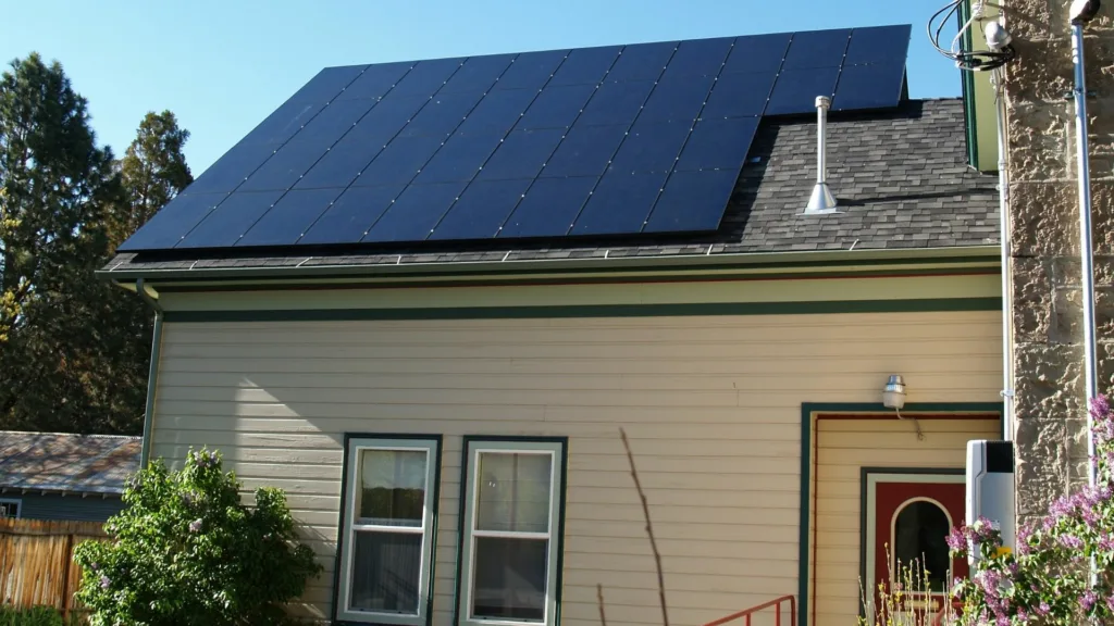 d&eacute;couvrez les avantages financiers des panneaux solaires, notamment les &eacute;conomies sur vos factures d'&eacute;lectricit&eacute;, les aides gouvernementales et la valorisation de votre patrimoine immobilier gr&acirc;ce &agrave; une &eacute;nergie renouvelable et durable.
