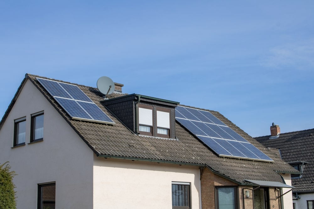 d&eacute;couvrez les nombreux avantages des panneaux solaires, entre &eacute;conomies d'&eacute;nergie, r&eacute;duction de l'empreinte carbone et valorisation de votre patrimoine. optez pour l'&eacute;nergie renouvelable et participez &agrave; la transition &eacute;cologique tout en b&eacute;n&eacute;ficiant d'aides financi&egrave;res.