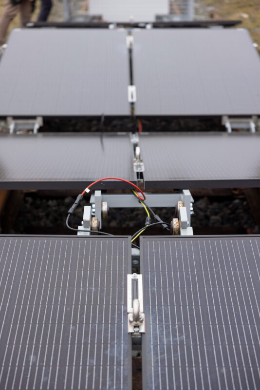 découvrez comment la sncf s'engage dans la transition énergétique avec ses centrales solaires. apprenez-en plus sur l'impact positif de ces installations sur l'environnement et la durabilité du transport ferroviaire en france.