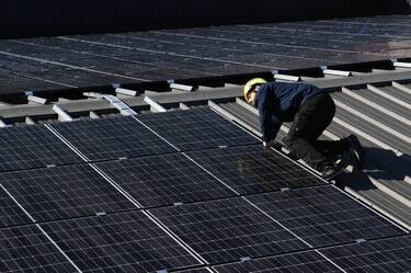 d&eacute;couvrez les meilleurs comparateurs de panneaux solaires en 2025 pour trouver l'offre id&eacute;ale. comparez les prix, la performance et les avis afin de faire un choix &eacute;clair&eacute; pour votre projet d'&eacute;nergie renouvelable.