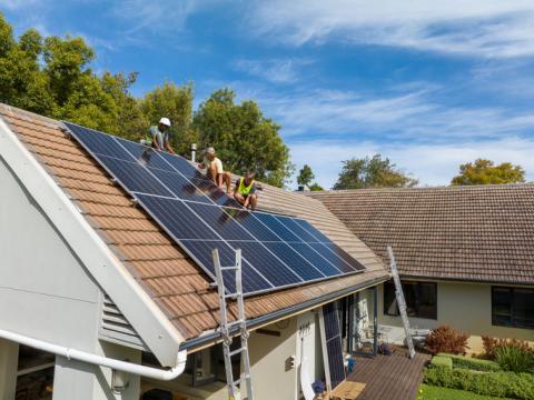 découvrez les prévisions et analyses des coûts des panneaux solaires en 2025. informez-vous sur les tendances du marché, les innovations technologiques et les opportunités d'économies d'énergie pour faire le meilleur choix pour votre projet solaire.