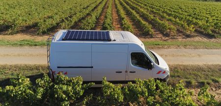 obtenez le devis idéal pour l'installation de panneaux solaires sur votre camping-car. économisez sur vos frais d'énergie tout en profitant de l'autonomie lors de vos voyages. découvrez nos solutions adaptées pour un voyage serein et écologique.