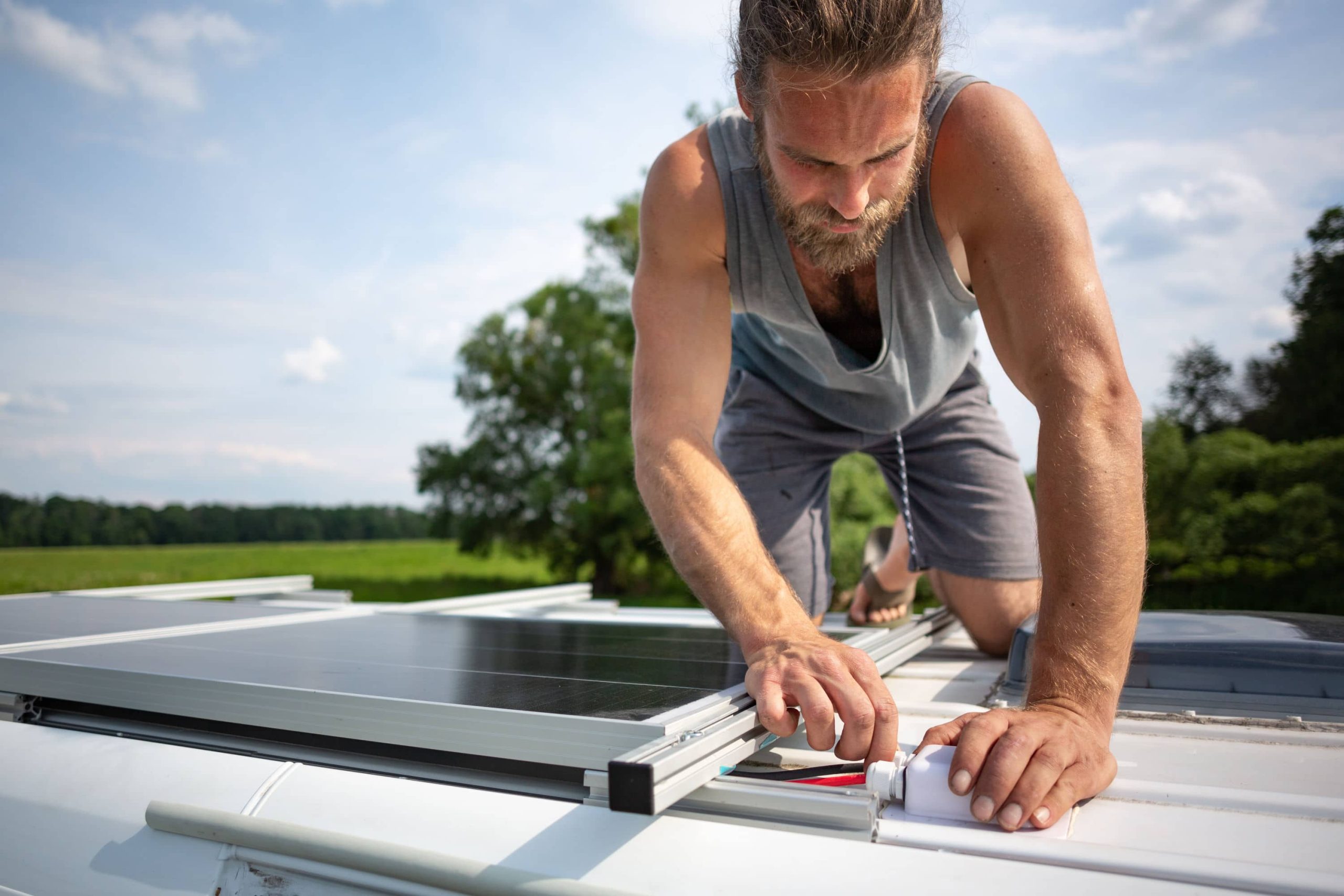 obtenez un devis personnalisé pour l'installation de panneaux solaires sur votre camping-car. profitez de l'énergie solaire lors de vos voyages tout en réduisant votre empreinte écologique. découvrez nos solutions adaptées pour l'autonomie énergétique de votre véhicule.