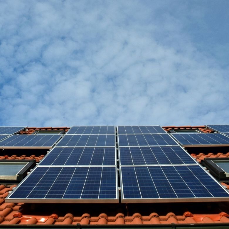 d&eacute;couvrez la dur&eacute;e de vie des panneaux solaires et les facteurs qui influencent leur efficacit&eacute;. informez-vous sur la durabilit&eacute; et l'entretien des syst&egrave;mes photovolta&iuml;ques pour un investissement &eacute;clair&eacute; et &eacute;co-responsable.