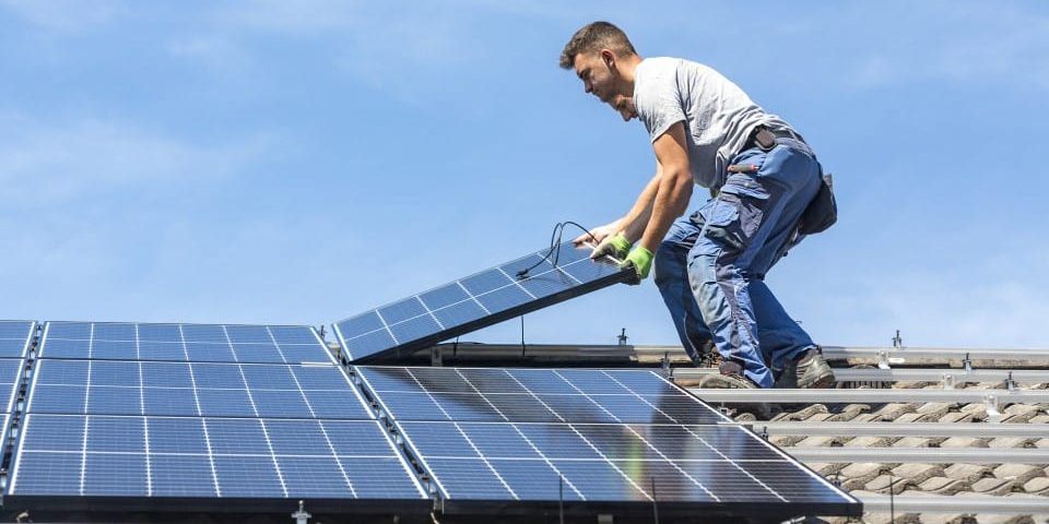 engagez un installateur de panneaux solaires qualifié pour bénéficier d'une installation professionnelle et optimiser l'efficacité de votre système solaire. profitez d'économies d'énergie et d'un avenir durable grâce à notre réseau d'experts.