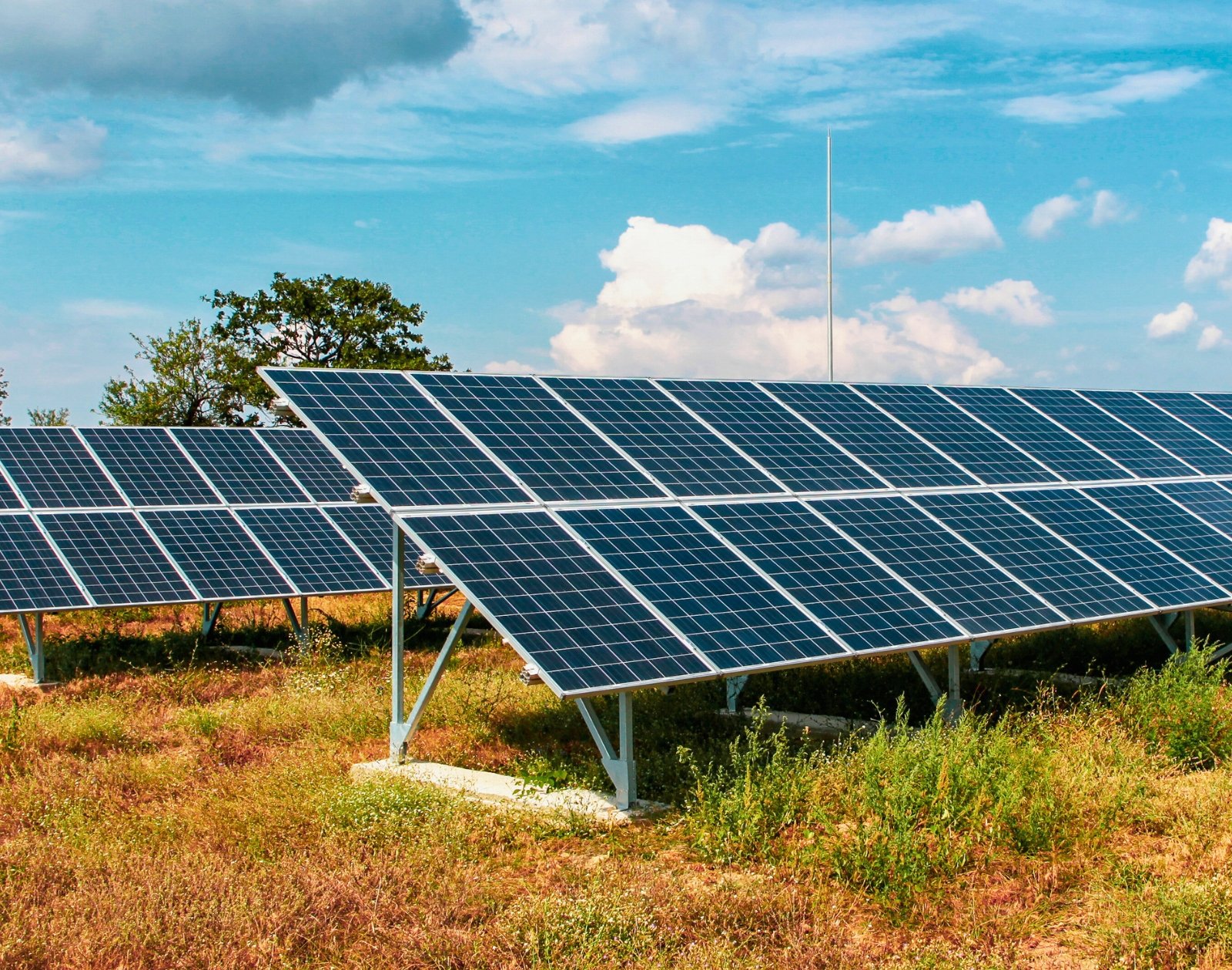 découvrez l'importance des simulations solaires dans l'évaluation et l'optimisation des systèmes photovoltaïques. apprenez comment ces outils avancés permettent de prévoir la production d'énergie, d'analyser l'impact des ombres et d'améliorer l'efficacité des installations solaires.