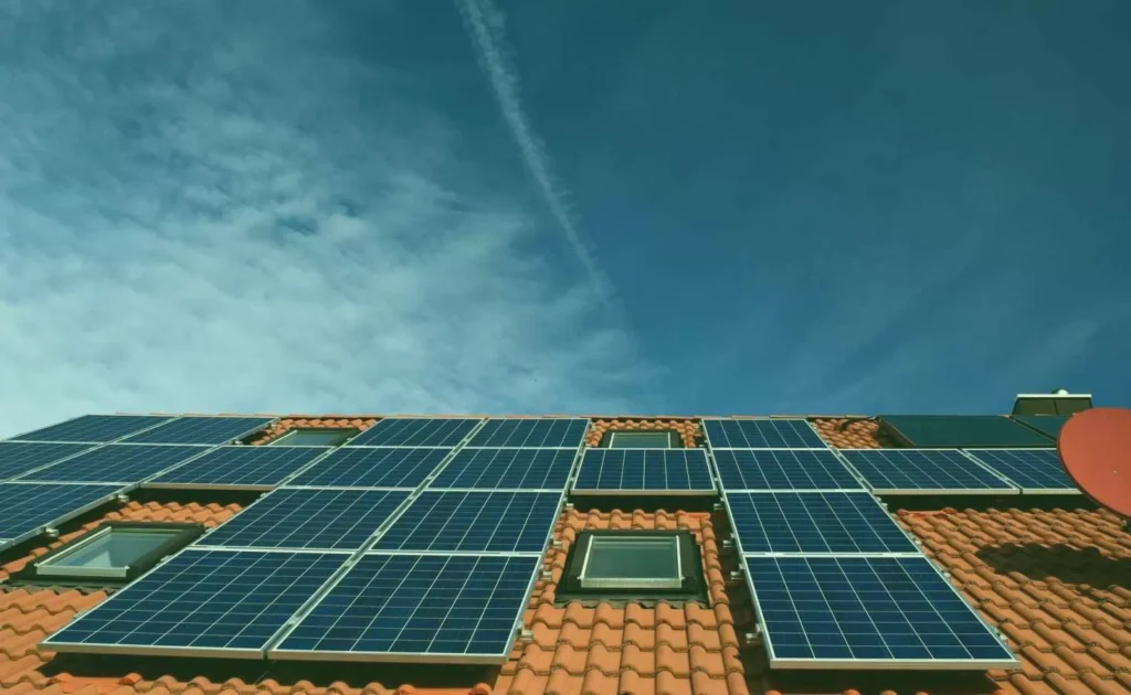 découvrez l'importance des simulations solaires pour optimiser la conception et la performance des installations photovoltaïques. explorez comment ces outils permettent d'analyser le potentiel solaire d'un site, d'anticiper les performances et de réduire les coûts d'installation, tout en contribuant à une transition énergétique durable.