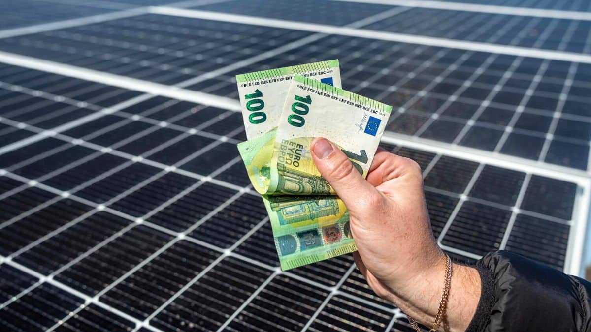 d&eacute;couvrez comment installer des panneaux solaires en 2025 pour profiter d'une &eacute;nergie renouvelable et r&eacute;duire vos factures d'&eacute;lectricit&eacute;. suivez notre guide complet pour une installation r&eacute;ussie et adapt&eacute;e &agrave; vos besoins.