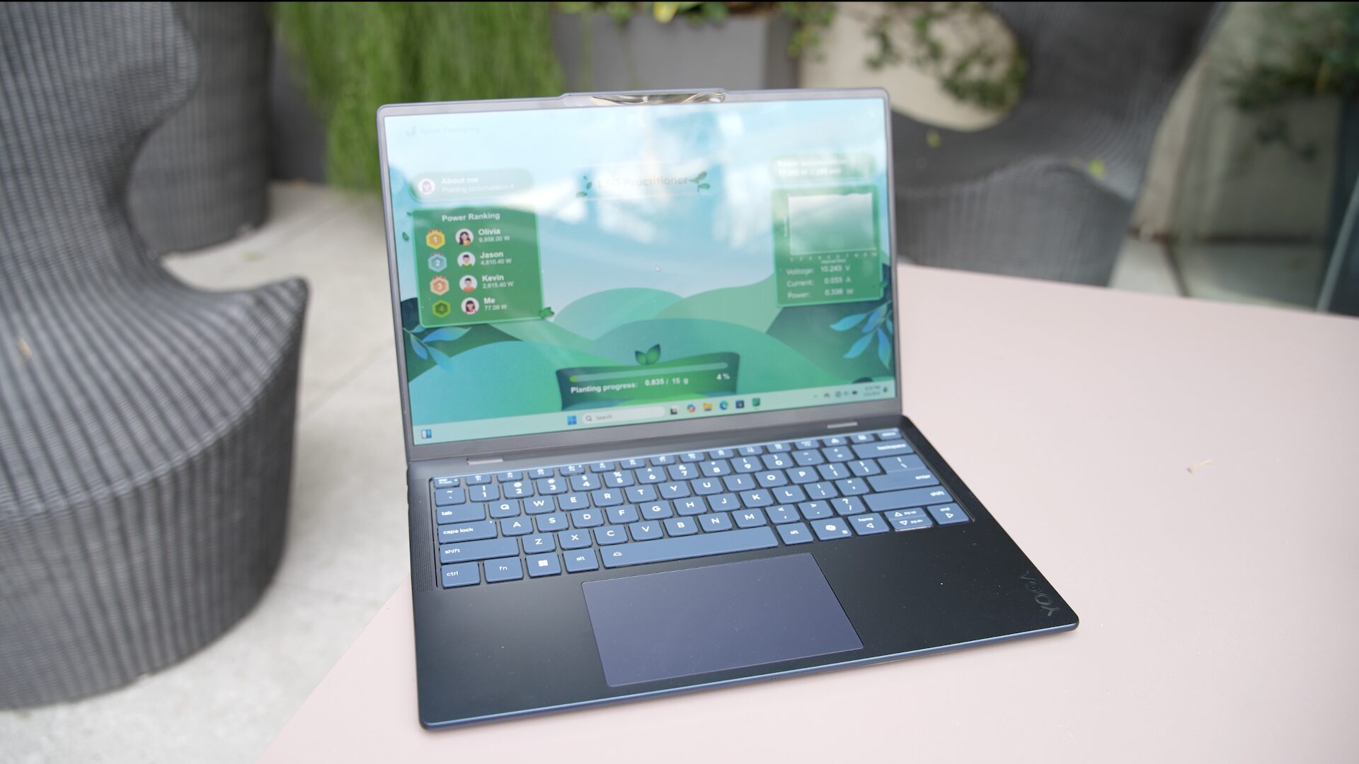 découvrez le nouvel ordinateur portable solaire lenovo, alliant performance et écologie. idéal pour les professionnels et les étudiants en quête de mobilité, ce laptop vous offre une autonomie prolongée grâce à sa technologie solaire innovante.