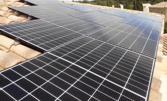 d&eacute;couvrez notre s&eacute;lection des meilleures marques de panneaux solaires pour optimiser votre &eacute;nergie renouvelable. comparez les performances, la durabilit&eacute; et les avis pour choisir le syst&egrave;me photovolta&iuml;que id&eacute;al qui r&eacute;pond &agrave; vos besoins &eacute;cologiques et &eacute;conomiques.