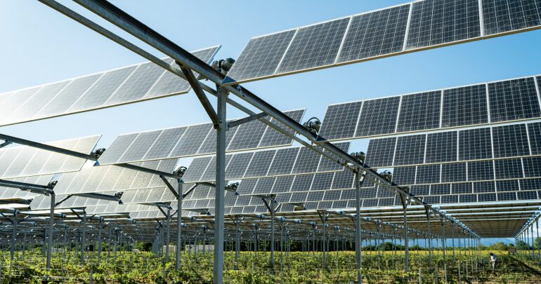 d&eacute;couvrez comment les panneaux solaires peuvent transformer votre exploitation agricole tout en b&eacute;n&eacute;ficiant d'aides financi&egrave;res. optimisez votre production et r&eacute;duisez vos co&ucirc;ts gr&acirc;ce aux &eacute;nergies renouvelables.