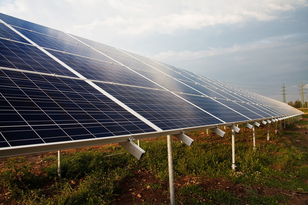 découvrez comment l'installation de panneaux solaires peut bénéficier aux agriculteurs grâce à des aides financières et des subventions. optimisez votre production tout en préservant l'environnement !