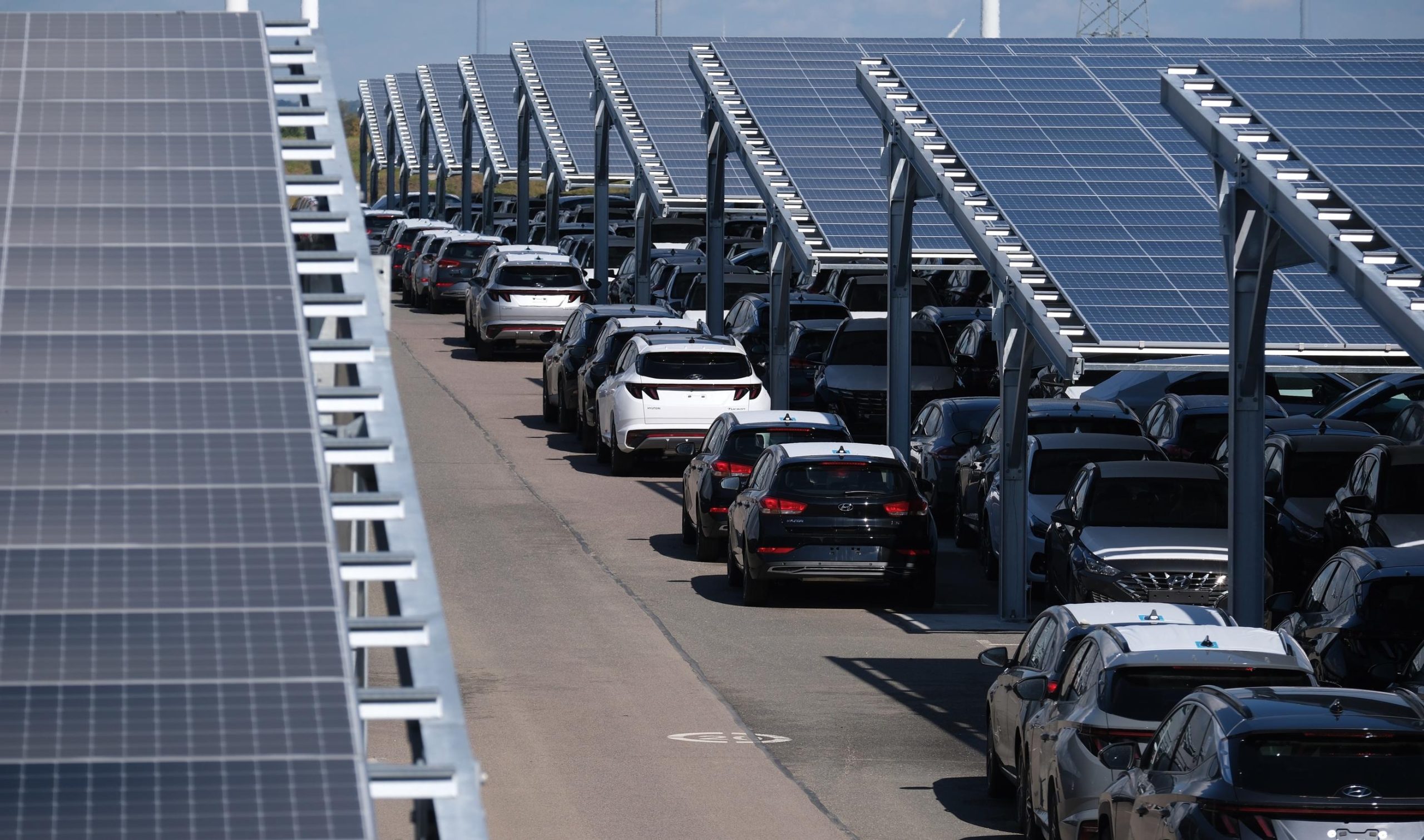 d&eacute;couvrez comment les panneaux solaires pour parkings transforment l'espace de stationnement en sources d'&eacute;nergie renouvelable. profitez d'une solution &eacute;co-responsable qui optimise l'utilisation de l'espace tout en offrant des avantages &eacute;conomiques et environnementaux.