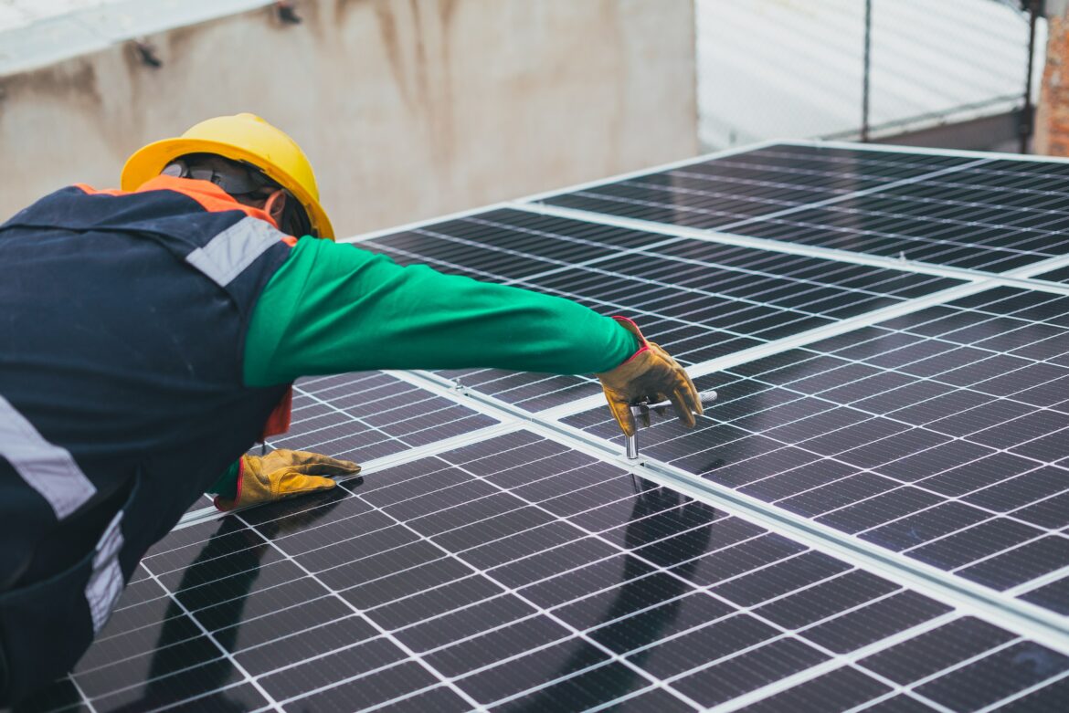 d&eacute;couvrez les avantages des panneaux solaires pour parkings : une solution &eacute;cologique et &eacute;conomique qui transformera vos espaces de stationnement en sources d'&eacute;nergie renouvelable. optez pour l'innovation et r&eacute;duisez votre empreinte carbone tout en offrant un abri durable &agrave; vos v&eacute;hicules.
