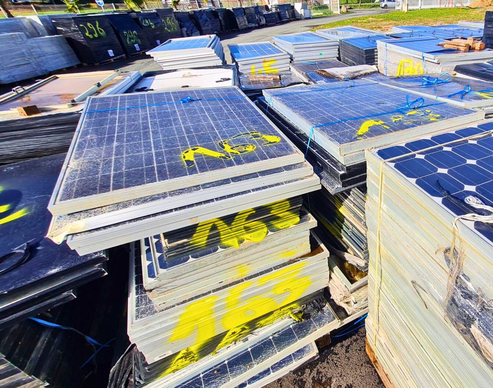 découvrez l'importance du recyclage des panneaux photovoltaïques pour une énergie durable. apprenez comment les anciens panneaux sont récupérés, revalorisés et transformés pour réduire leur impact environnemental et contribuer à la transition énergétique.