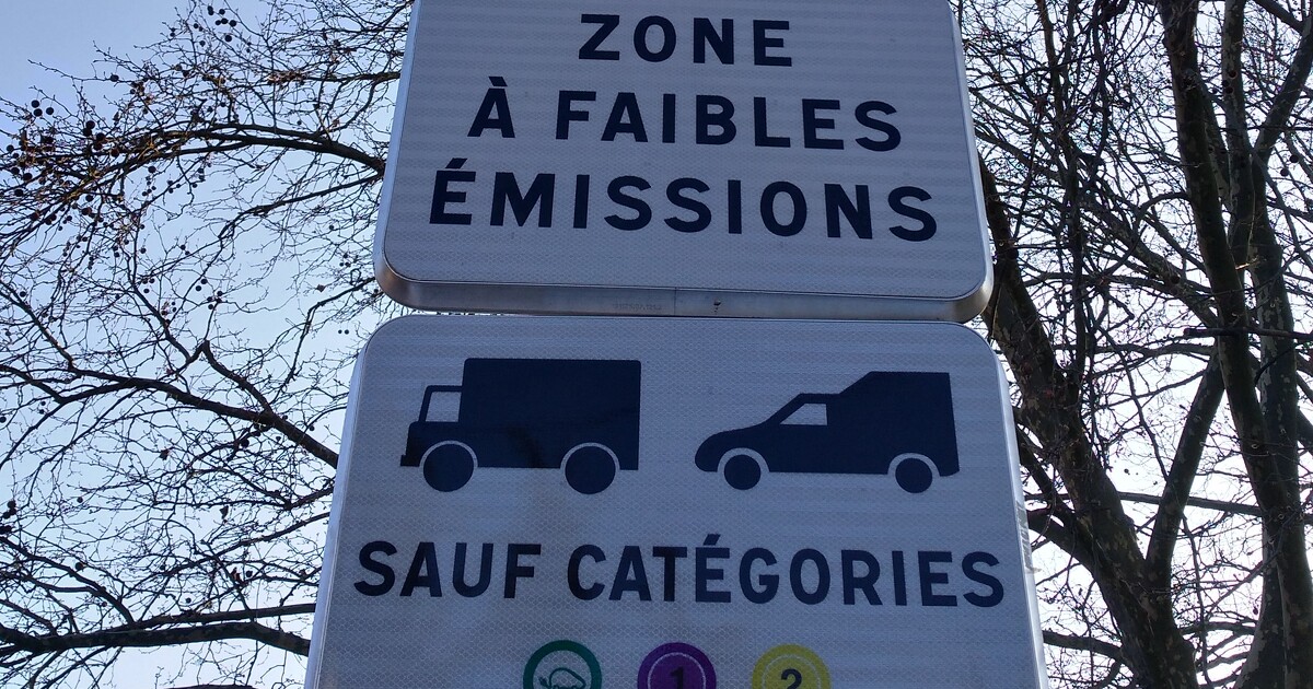 découvrez les conséquences financières de l'abandon des zones à faibles émissions (zfe) et comment cette décision peut impacter votre budget. informez-vous sur les enjeux économiques liés à la transition écologique et les alternatives possibles.