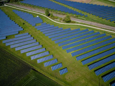 découvrez l'agrivoltaïsme vertical, une innovation durable alliant agriculture et énergie solaire. ce système optimise l'utilisation des espaces en combinant la culture de plantes avec des panneaux photovoltaïques, permettant une production alimentaire écoresponsable et une énergie renouvelable. apprenez comment cette approche révolutionnaire contribue à la lutte contre le changement climatique tout en soutenant les agriculteurs.