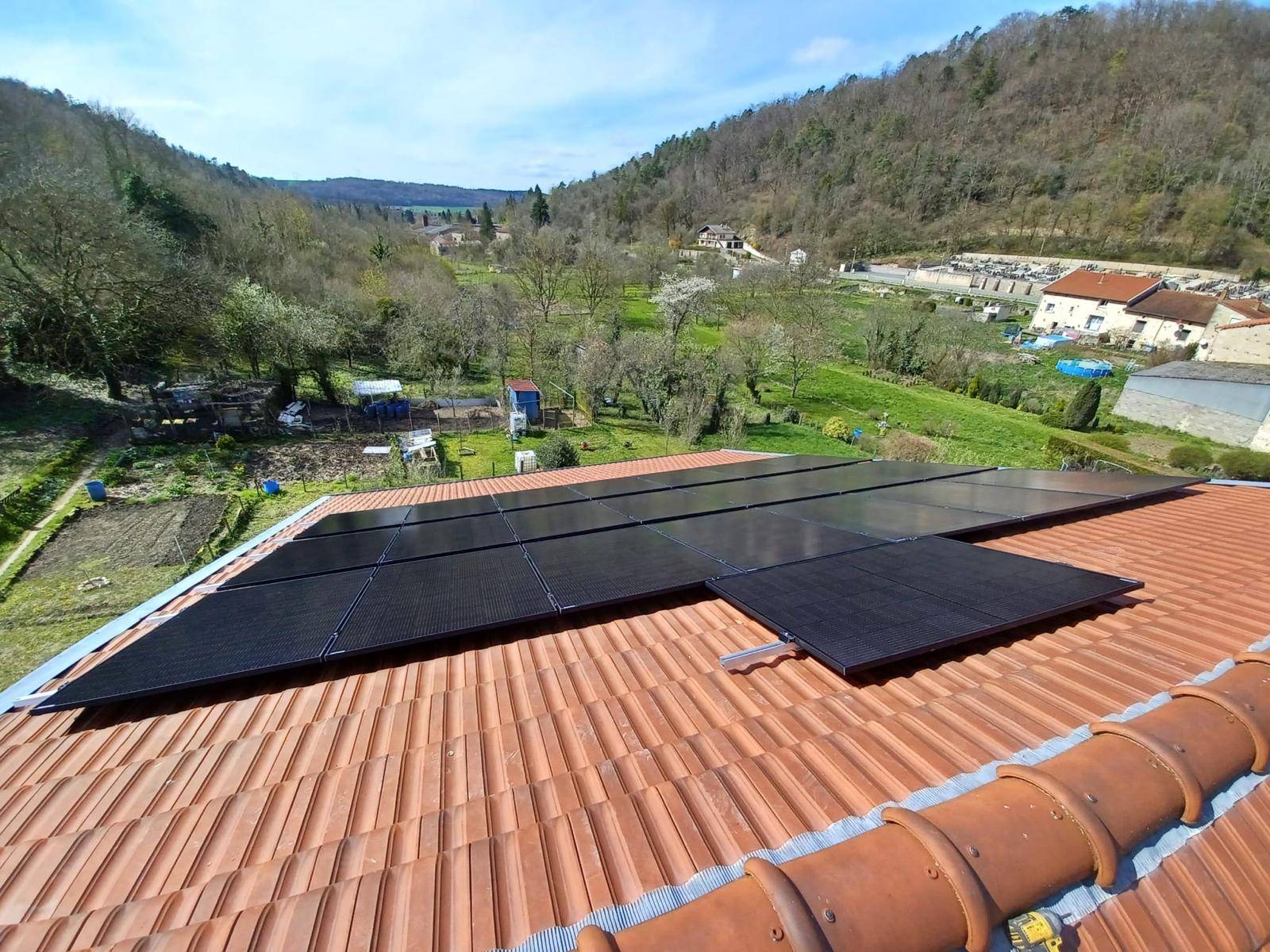 découvrez les aides financières disponibles en 2025 pour l'installation de panneaux solaires en france. maximisez vos économies d'énergie et réduisez votre empreinte carbone grâce à des subventions, crédits d'impôt et autres dispositifs d'aide. informez-vous sur les conditions d'éligibilité et les démarches à suivre pour bénéficier de ces aides.