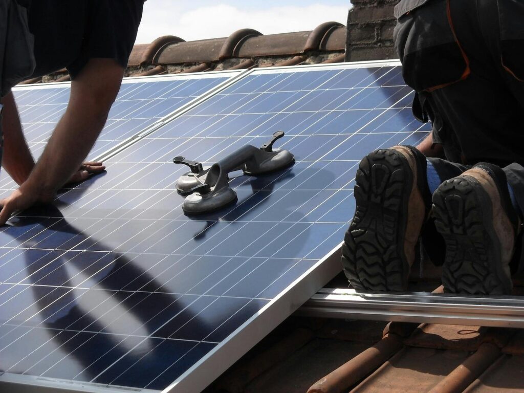 d&eacute;couvrez les aides et subventions pour l'installation de panneaux solaires en 2025. maximisez vos &eacute;conomies d'&eacute;nergie et contribuez &agrave; la transition &eacute;cologique gr&acirc;ce &agrave; des dispositifs financiers avantageux adapt&eacute;s &agrave; vos besoins.