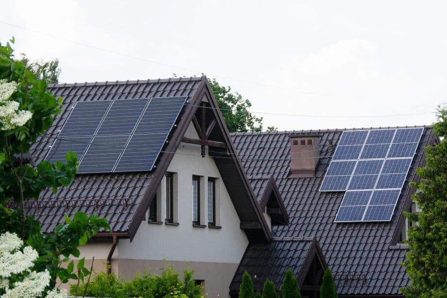découvrez les nouvelles aides et subventions pour l'installation de panneaux solaires en 2025. maximisez vos économies d'énergie et valorisez votre patrimoine grâce aux dispositifs d'aide disponibles. informez-vous sur les conditions d'éligibilité et les démarches à suivre pour profiter pleinement de ces opportunités écologiques et financières.