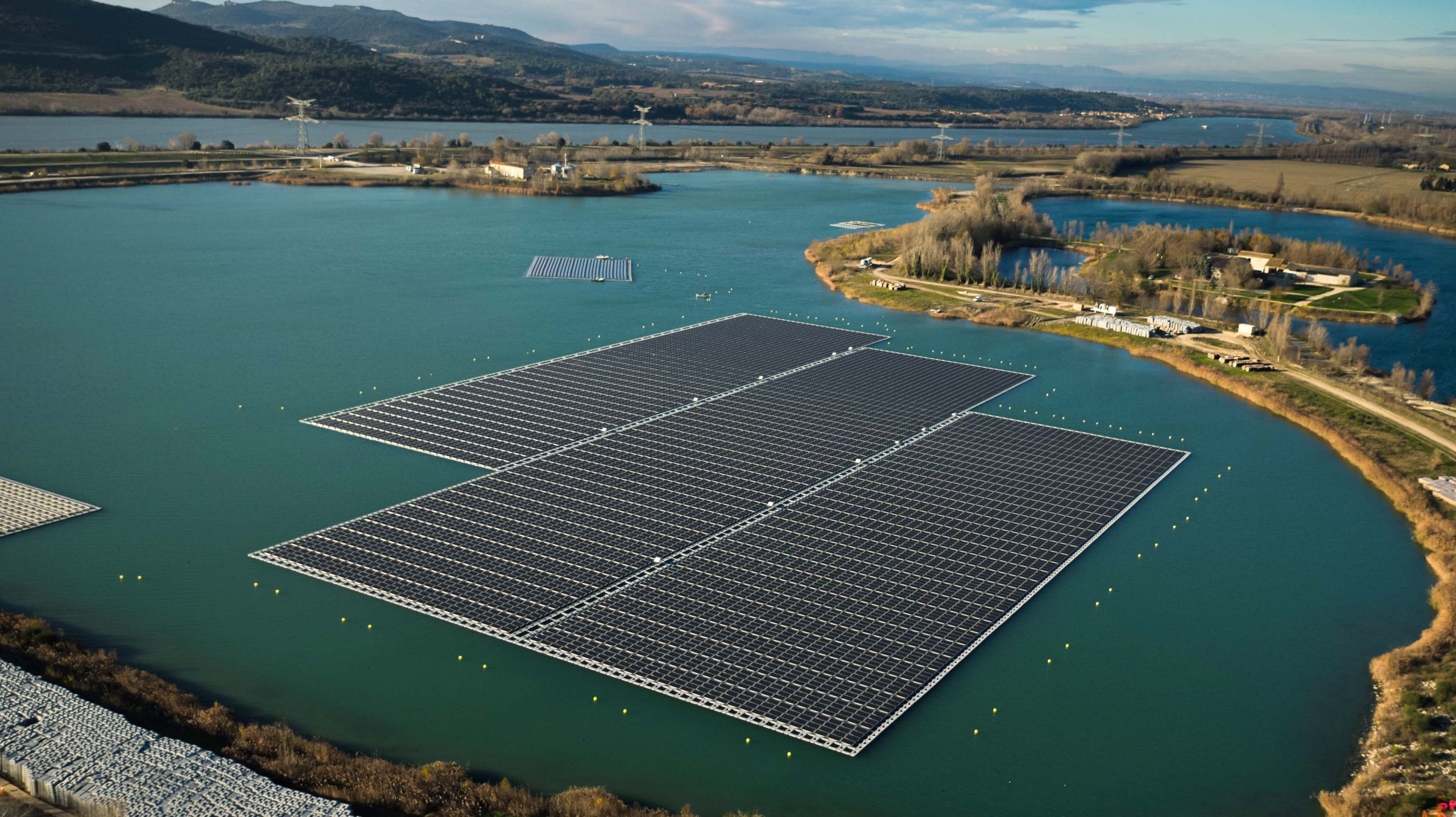 d&eacute;couvrez le r&ocirc;le essentiel de l'ambassadeur des panneaux solaires : il promeut l'&eacute;nergie renouvelable, sensibilise le public &agrave; l'importance de l'&eacute;nergie solaire et facilite l'adoption de solutions durables pour un avenir plus vert.