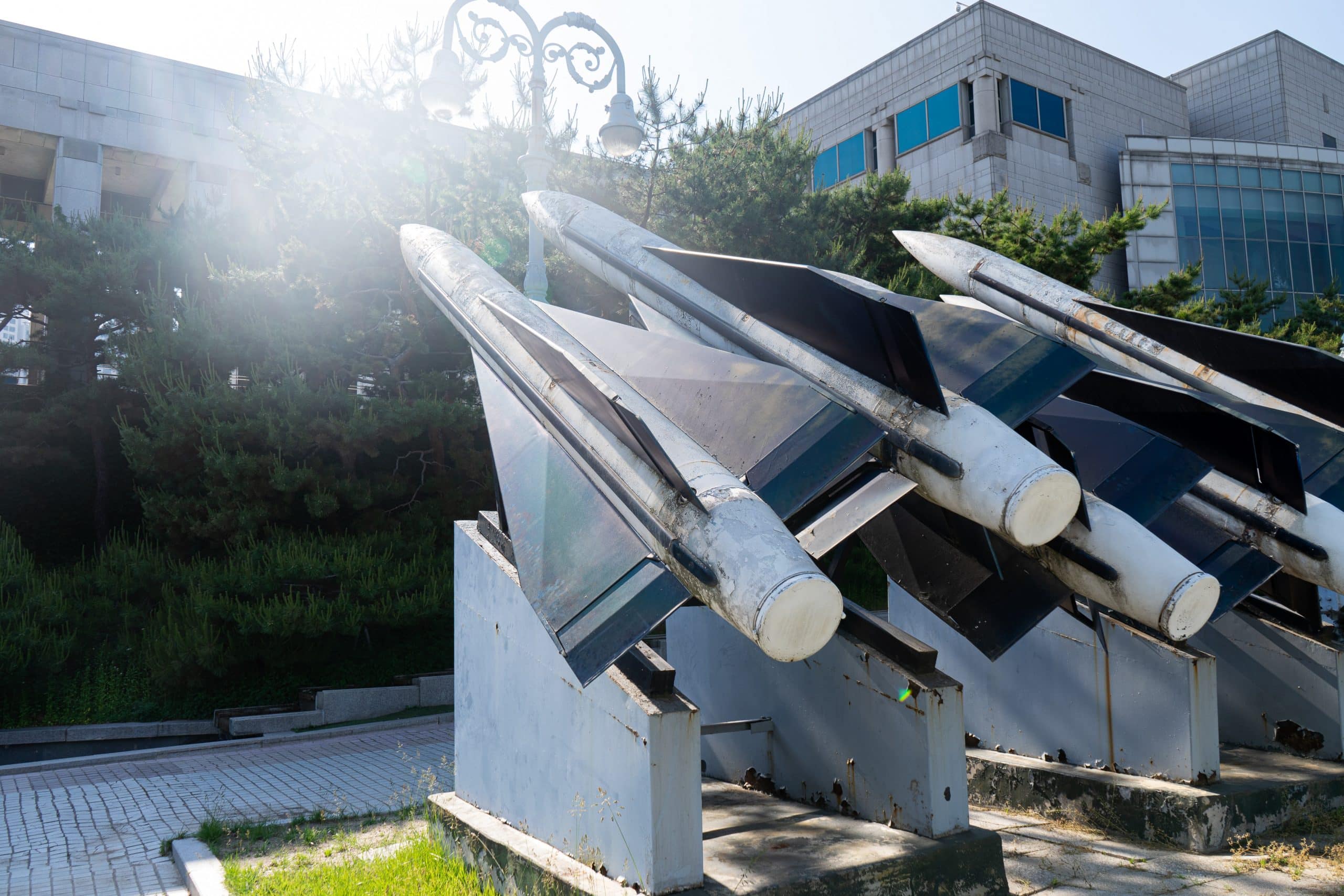d&eacute;couvrez les derni&egrave;res avanc&eacute;es en mati&egrave;re d'armes laser anti-satellites, un domaine strat&eacute;gique en constante &eacute;volution. explorez comment ces technologies r&eacute;volutionnaires pourraient transformer la s&eacute;curit&eacute; spatiale et les relations internationales.
