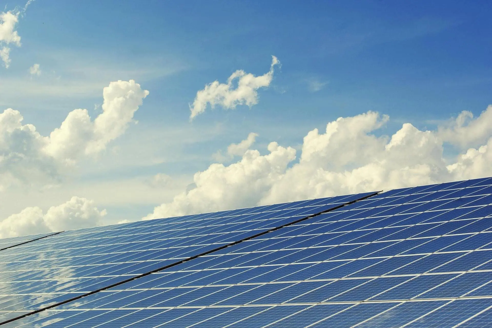 découvrez les avantages de l'autoconsommation solaire en 2025 : une solution énergétique durable, économisez sur vos factures d'électricité et contribuez à la transition énergétique tout en favorisant une consommation responsable.