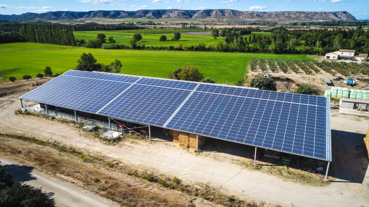d&eacute;couvrez les avantages des panneaux solaires pour les entreprises en 2025. r&eacute;duction des co&ucirc;ts &eacute;nerg&eacute;tiques, impact environnemental positif et valorisation de l'image de marque, les solutions solaires s'imposent comme un choix strat&eacute;gique pour les entreprises souhaitant allier rentabilit&eacute; et durabilit&eacute;.