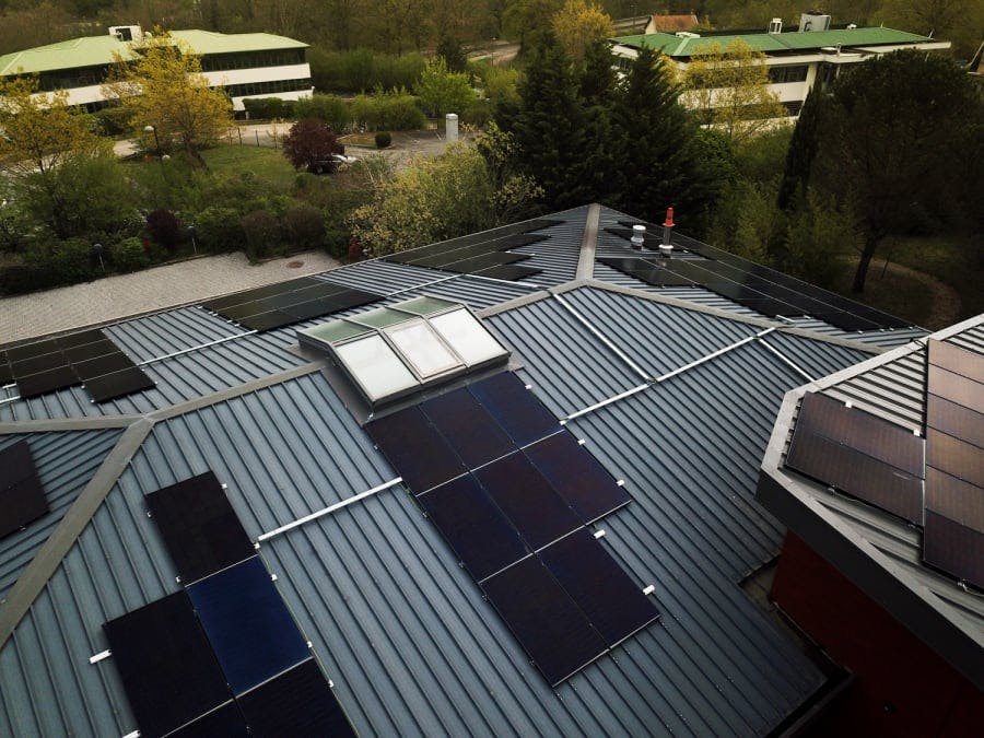 d&eacute;couvrez les nombreux b&eacute;n&eacute;fices d'&ecirc;tre installateur de panneaux solaires : revenus attractifs, expertise en &eacute;nergie renouvelable, contribution &agrave; la transition &eacute;cologique, et satisfaction client. lancez-vous dans un m&eacute;tier d'avenir qui allie performance &eacute;conomique et impact positif sur l'environnement.