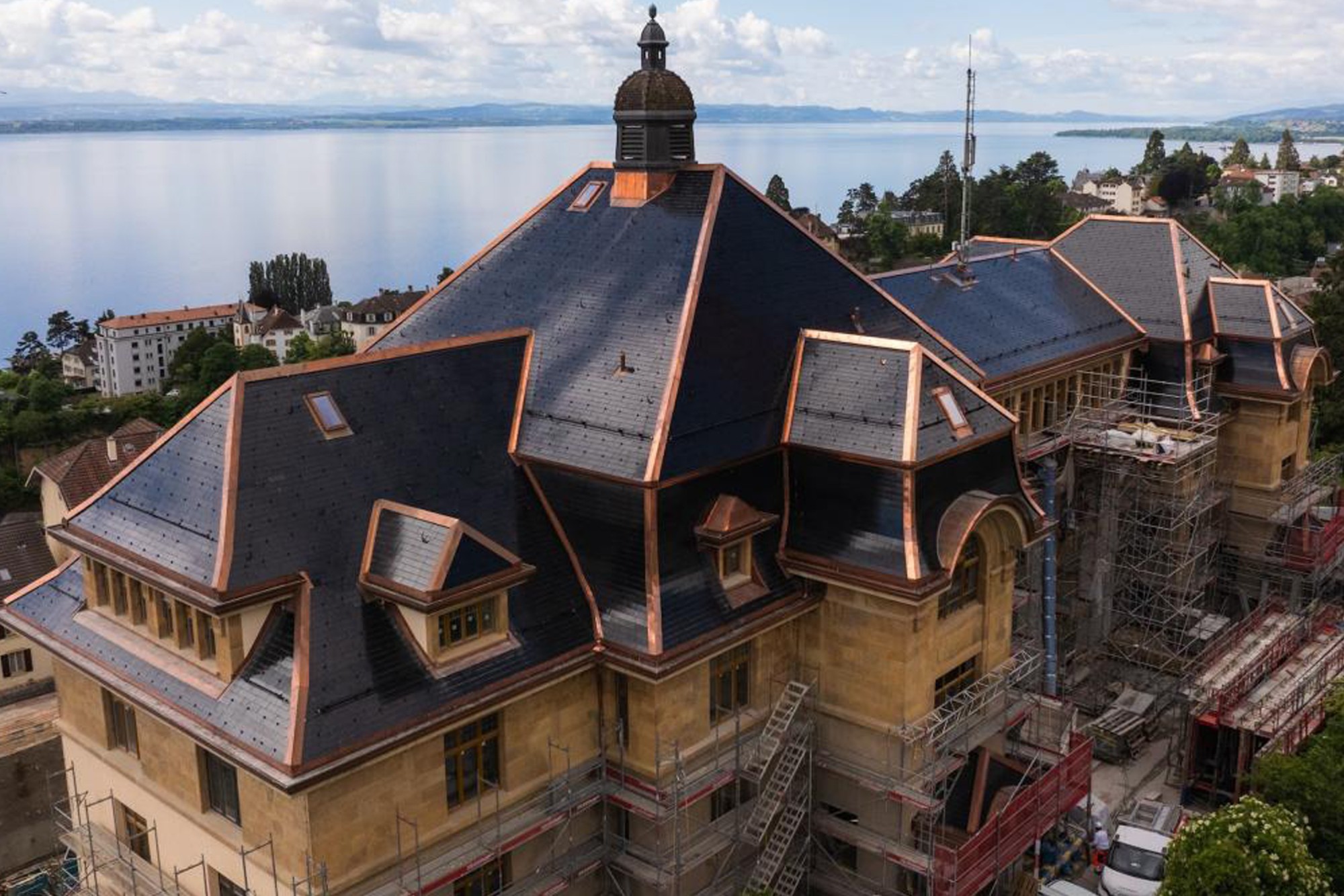 d&eacute;couvrez la centrale solaire de neuch&acirc;tel, un projet innovant qui valorise l'&eacute;nergie renouvelable en suisse. apprenez comment cette infrastructure contribue &agrave; la transition &eacute;nerg&eacute;tique locale et prot&egrave;ge l'environnement tout en fournissant une source d'&eacute;lectricit&eacute; durable.