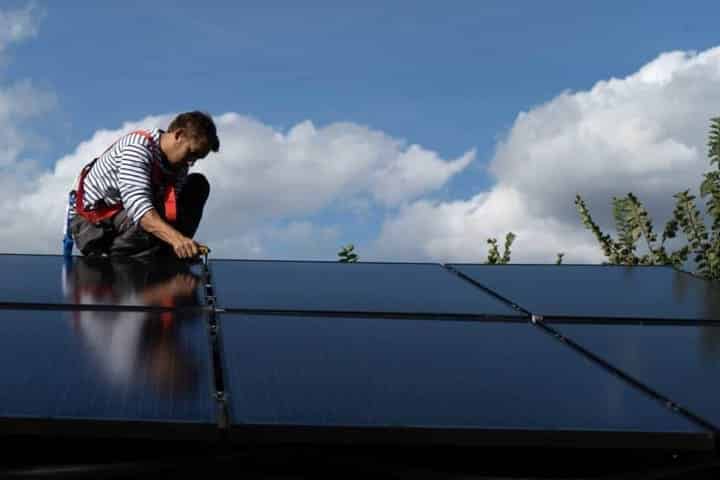 d&eacute;couvrez comment choisir le meilleur installateur rge pour vos panneaux solaires en 2025. obtenez des conseils pratiques sur les certifications, les devis, et les crit&egrave;res essentiels pour garantir une installation de qualit&eacute; et &eacute;conomiser sur vos factures d'&eacute;nergie.