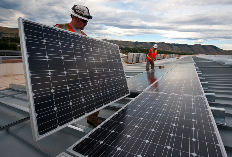 d&eacute;couvrez comment choisir les meilleurs panneaux solaires pour votre maison. comparez les types, les performances et les prix pour optimiser votre installation photovolta&iuml;que et r&eacute;duire votre facture d'&eacute;nergie.