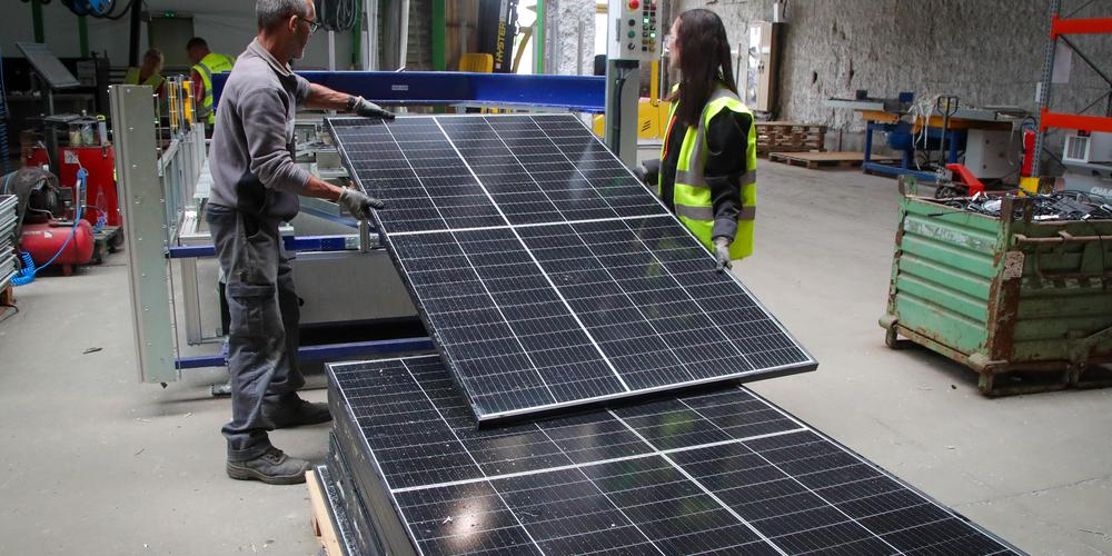 découvrez comment les panneaux solaires contribuent à la lutte contre le changement climatique, en transformant l'énergie solaire en électricité propre et durable, tout en réduisant les émissions de gaz à effet de serre.