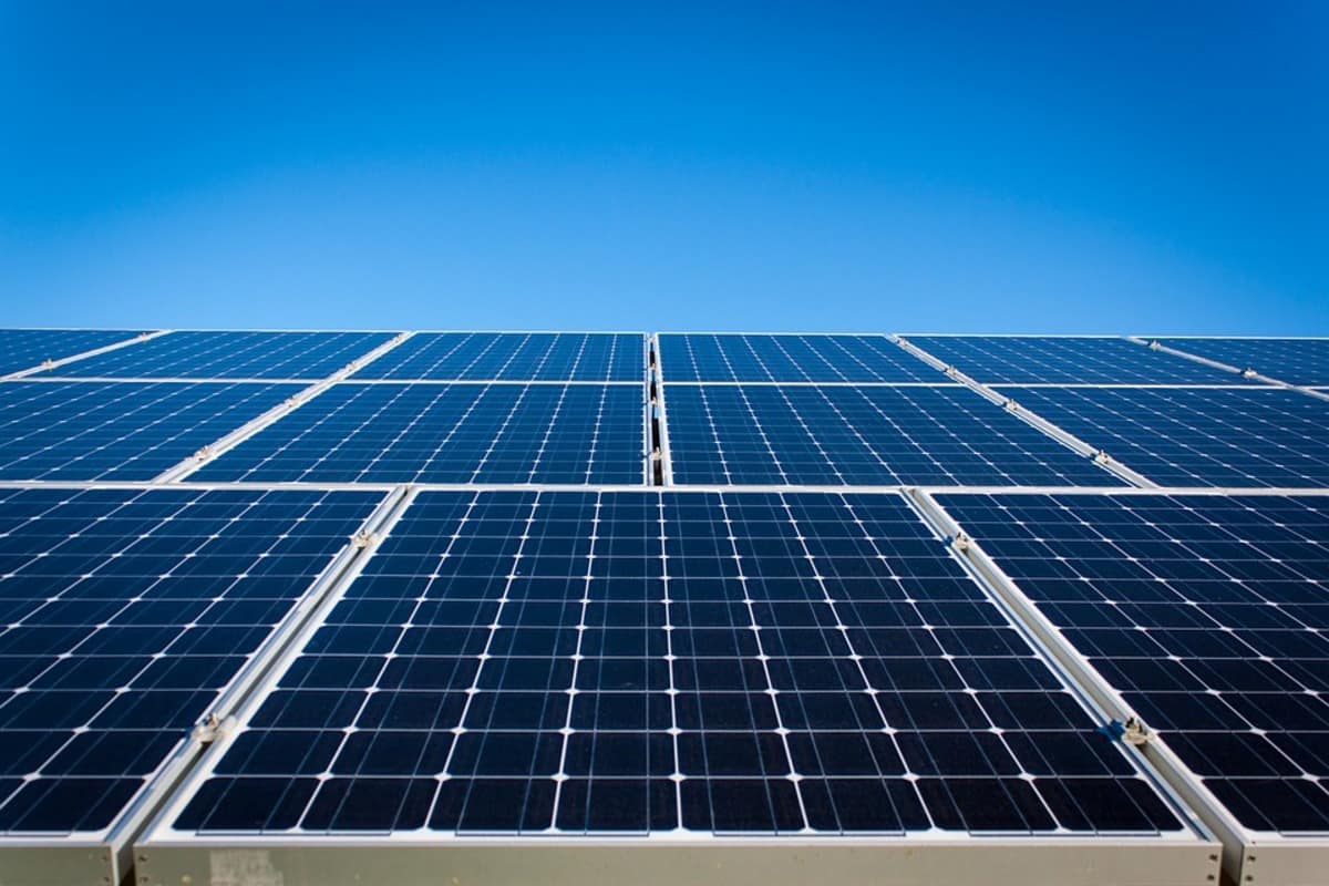 découvrez notre guide complet pour comparer les panneaux solaires et trouver la solution idéale pour vos besoins énergétiques. analysez les performances, les coûts et les garanties pour prendre une décision éclairée sur votre installation solaire.