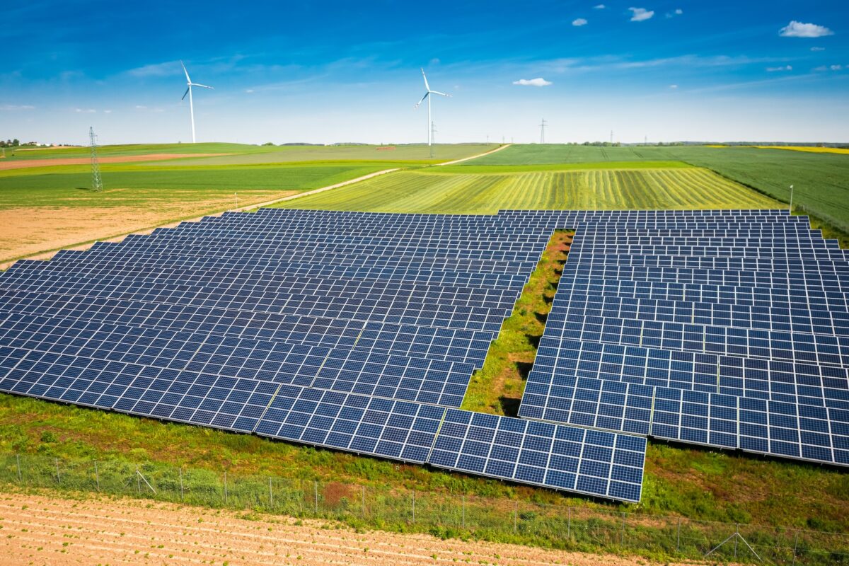 découvrez les enjeux et défis liés à l'intégration des panneaux solaires dans l'urbanisme moderne. explorez comment concilier développement durable et esthétique urbaine pour un avenir énergétique responsable.