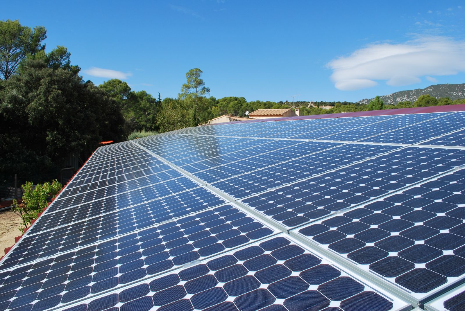 découvrez le dimensionnement solaire, une étape essentielle pour optimiser votre installation photovoltaïque. apprenez à évaluer vos besoins énergétiques et à choisir les équipements adaptés pour maximiser l'efficacité de votre système solaire.
