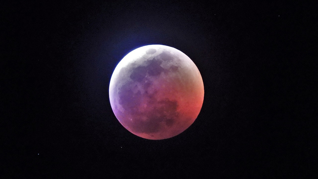 découvrez le spectacle fascinant de l'éclipse de lune, un phénomène astronomique unique où la terre se place entre le soleil et la lune, créant des ombres et des reflets extraordinaires. ne manquez pas l'occasion d'admirer cette danse céleste et d'en apprendre plus sur ses mystères.