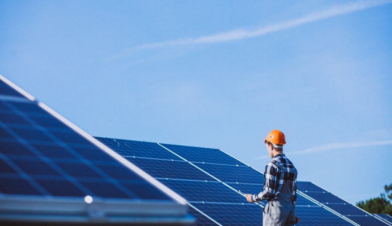 découvrez comment les panneaux solaires peuvent transformer votre économie personnelle et contribuer à une planète plus verte. apprenez les avantages financiers, les incitations gouvernementales et l'impact écologique des énergies renouvelables.