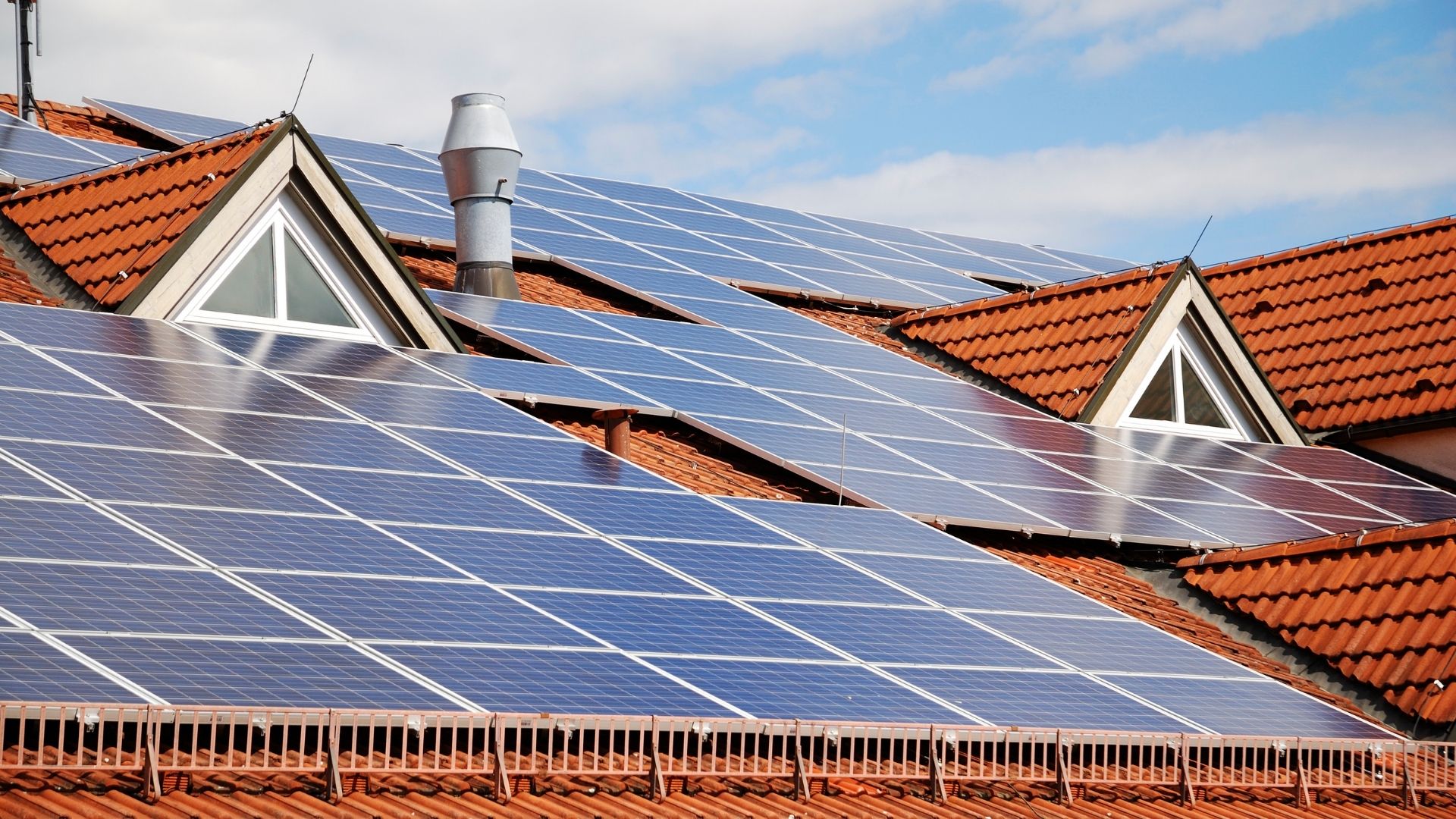 découvrez comment les panneaux solaires peuvent réduire vos factures d'énergie et vous aider à réaliser d'importantes économies. profitez d'une énergie renouvelable et durable tout en maximisant votre retour sur investissement.