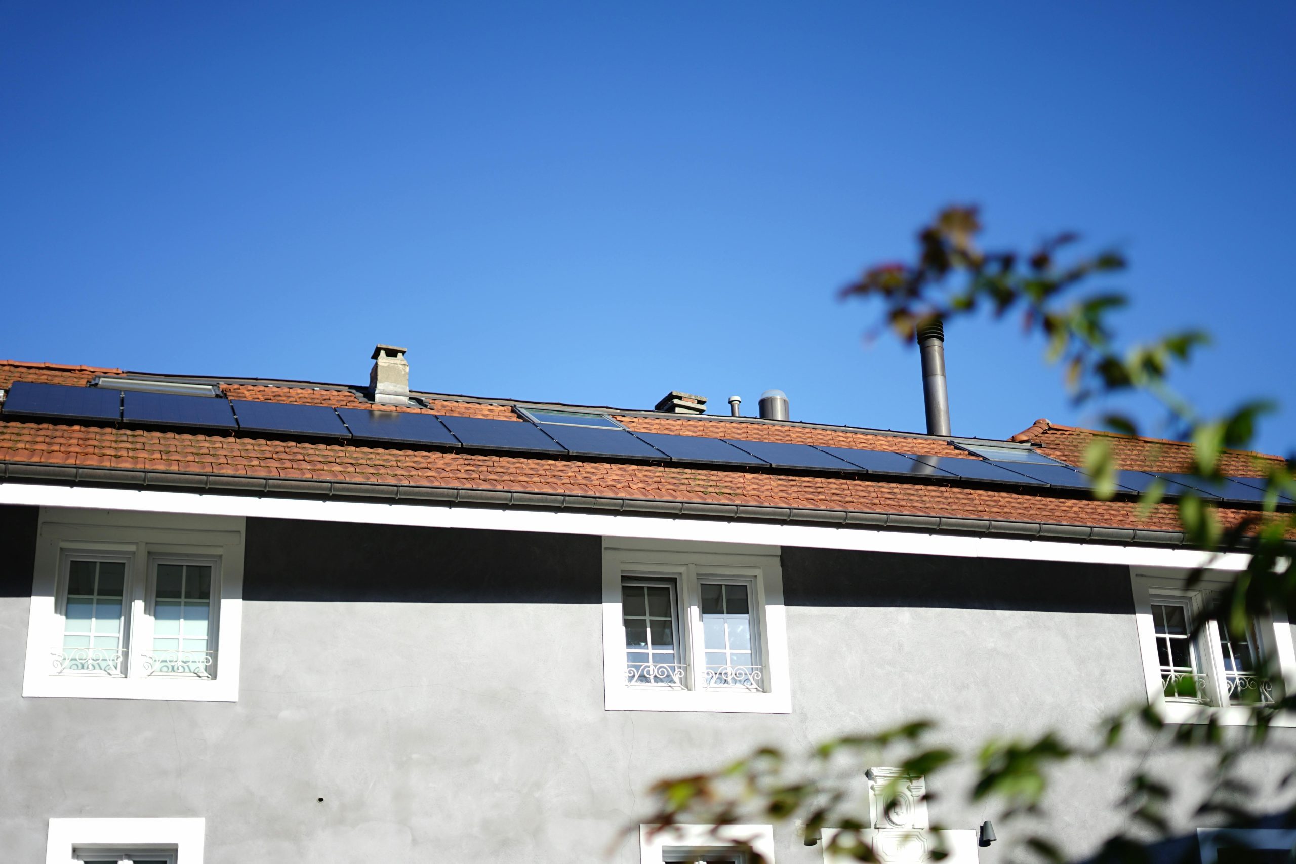 découvrez comment les panneaux solaires peuvent vous permettre de réaliser des économies significatives sur vos factures d'énergie tout en contribuant à la protection de l'environnement. informez-vous sur les avantages financiers et écologiques de l'énergie solaire.