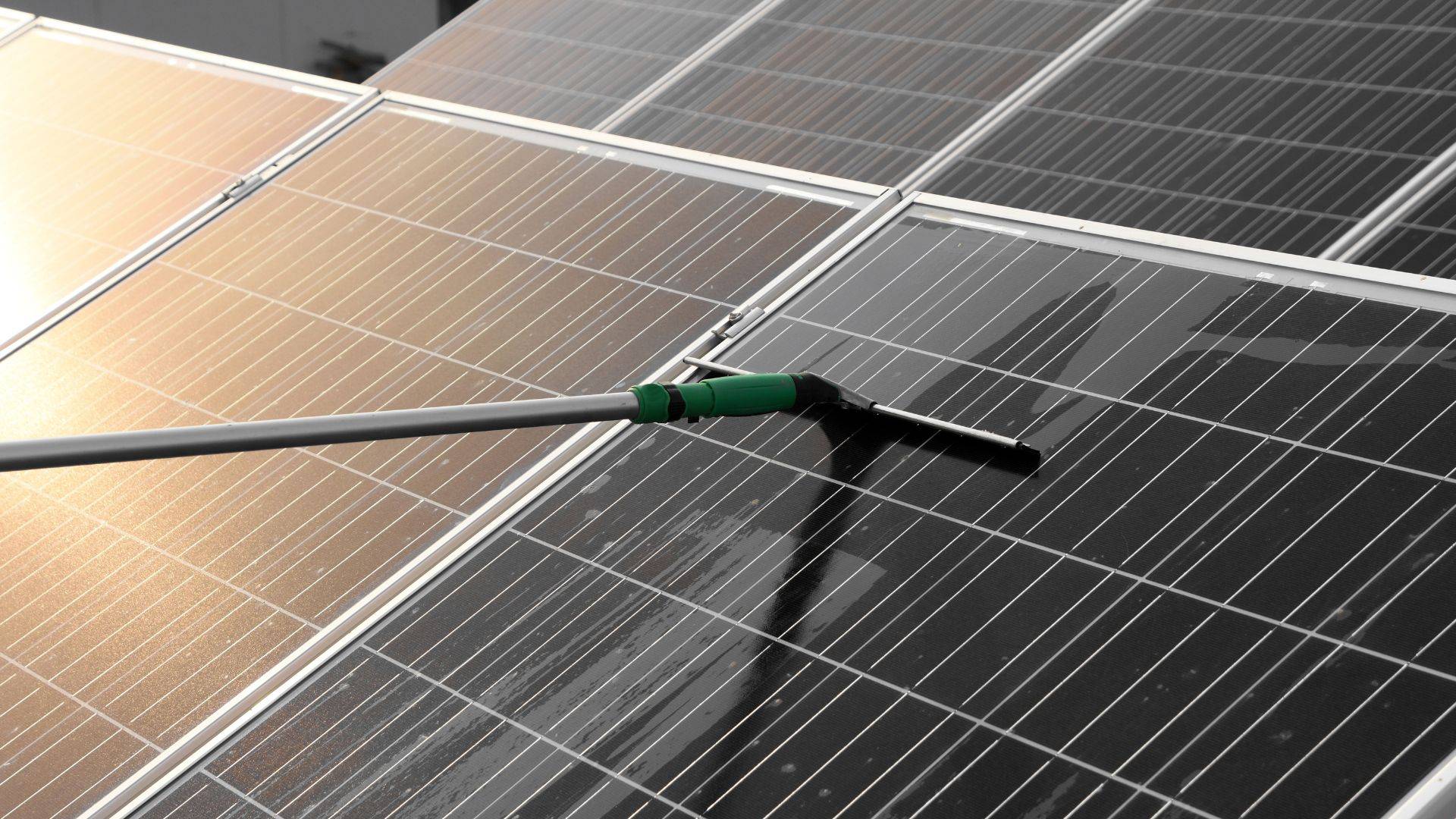 d&eacute;couvrez les meilleures pratiques et conseils pour l'entretien de vos panneaux solaires en 2025. assurez-vous d'optimiser leur performance et prolonger leur dur&eacute;e de vie gr&acirc;ce &agrave; des astuces simples et efficaces.
