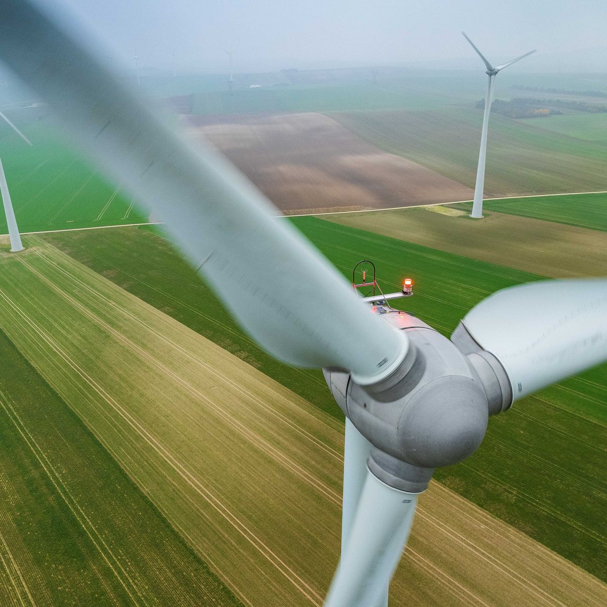 découvrez comment l'éolien responsable en france contribue à une énergie durable et respectueuse de l'environnement. explorez les initiatives et les projets qui font de l'éolien une solution énergétique clé pour un avenir plus vert.