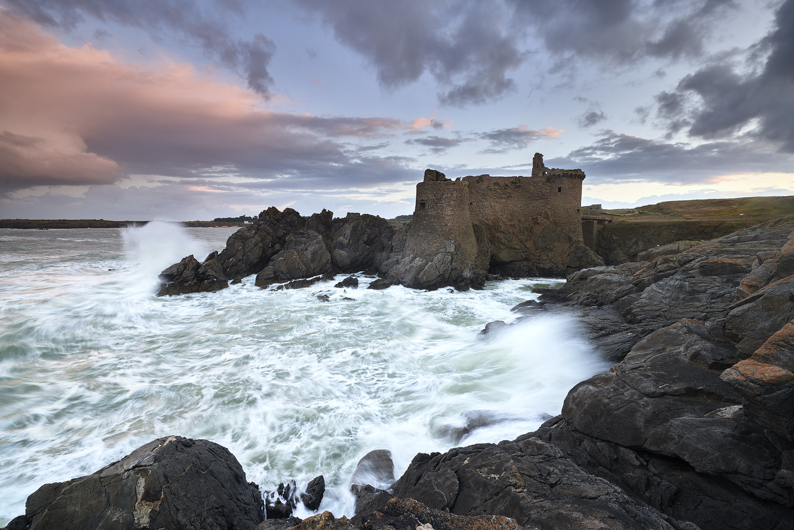 découvrez l'île d'yeu, un véritable bijou de la côte atlantique, où le soleil illumine des paysages à couper le souffle. détendez-vous sur ses plages dorées, explorez ses sentiers côtiers pittoresques et vivez des moments inoubliables dans ce petit coin de paradis.