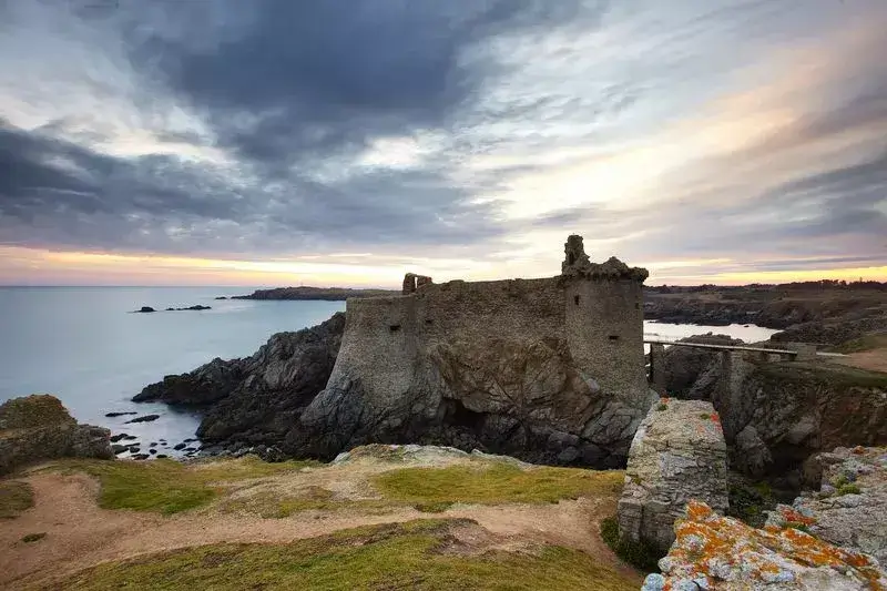 découvrez l'île d'yeu, un paradis ensoleillé où plages dorées et paysages préservés vous attendent. profitez d'activités en plein air, de la gastronomie locale et du charme authentique de cette île unique en france.