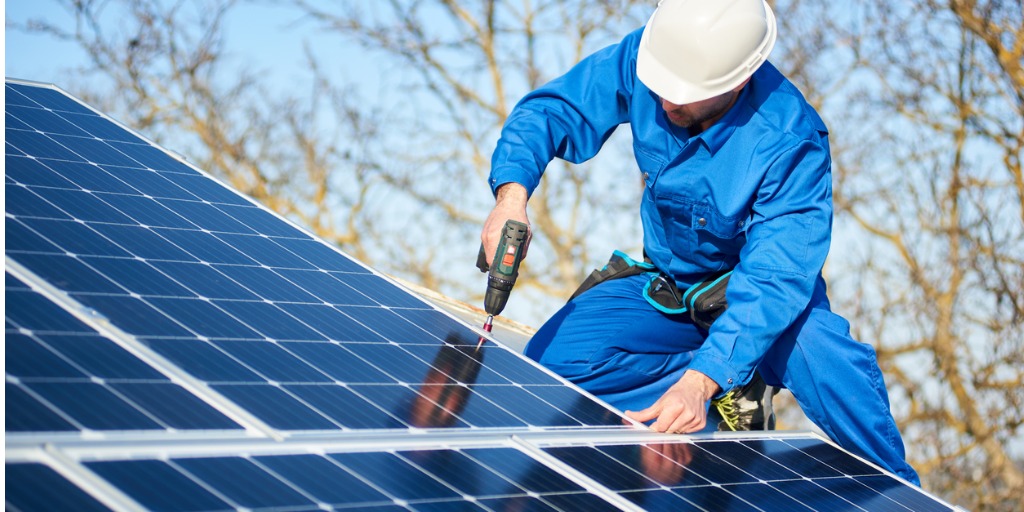 découvrez comment installer des panneaux solaires efficacement et durablement. suivez nos conseils pratiques pour profiter d'une énergie renouvelable et réduire votre facture d'électricité tout en préservant l'environnement.