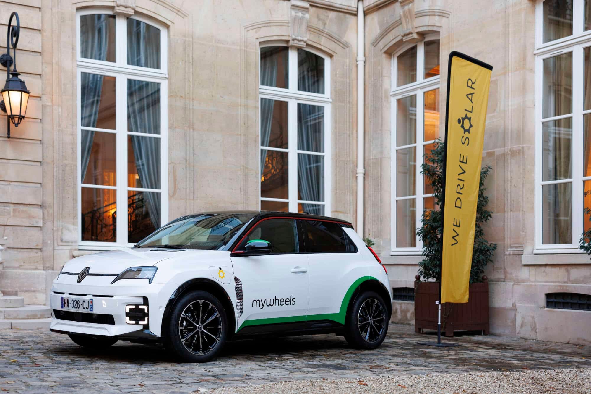 découvrez comment renault et volvo intègrent des solutions solaires innovantes dans leurs véhicules pour une mobilité durable et éco-responsable. apprenez-en davantage sur les technologies et les avantages de l'énergie solaire dans l'automobile.