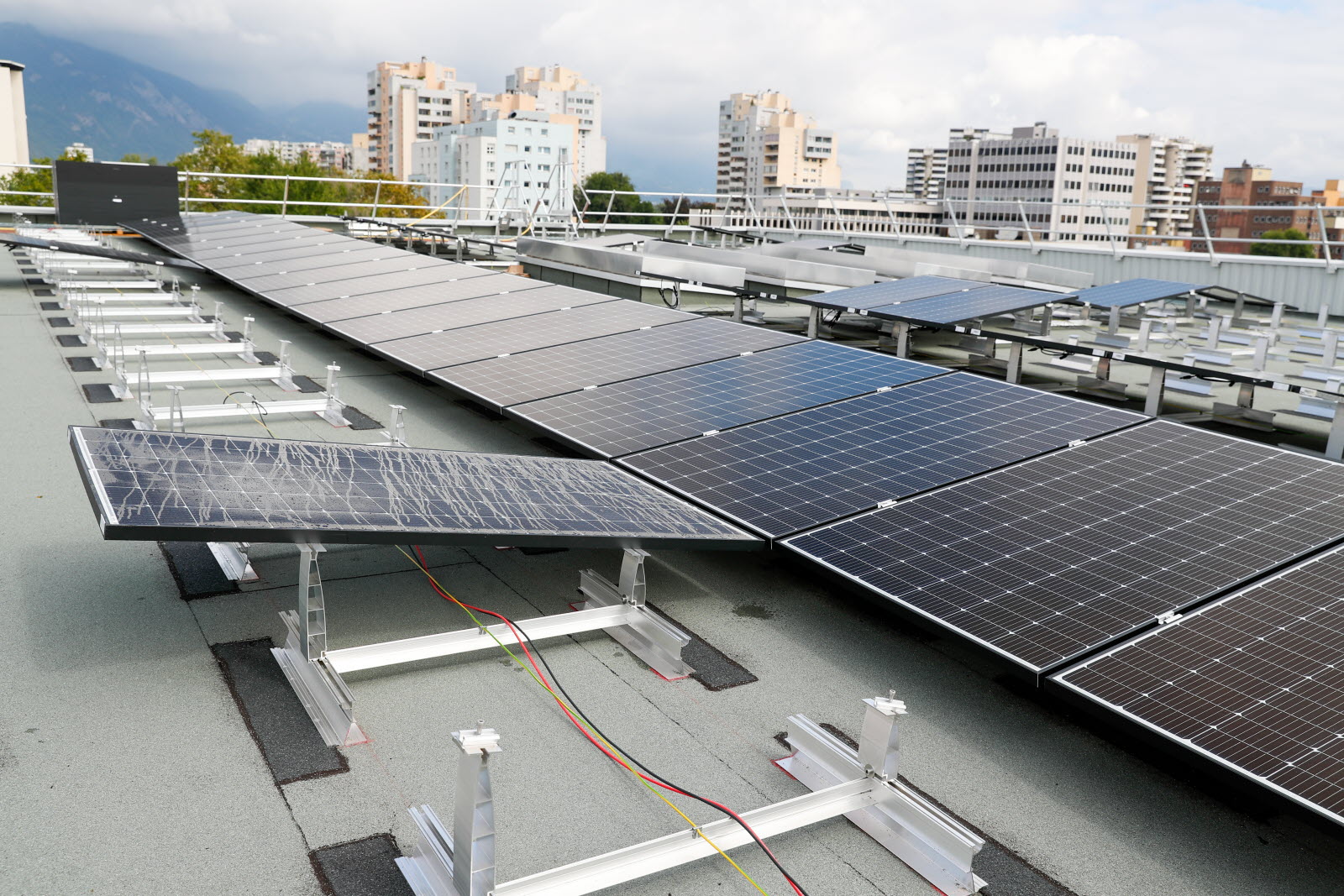découvrez maprimerénov' solaire, une aide financière dédiée à la transition énergétique. profitez de subventions pour l'installation de panneaux solaires et optimisez votre consommation d'énergie tout en réduisant votre impact environnemental. transformez votre maison avec des solutions écologiques et économisez sur vos factures d'électricité.