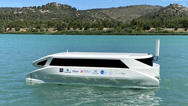 découvrez le navire hydrogène innovant qui révolutionne le transport maritime durable. alliant technologie de pointe et respect de l'environnement, ce bateau pionnier ouvre la voie à une navigation plus verte et efficace. explorez les avantages de l'hydrogène en tant que source d'énergie renouvelable pour un avenir maritime sans émissions.