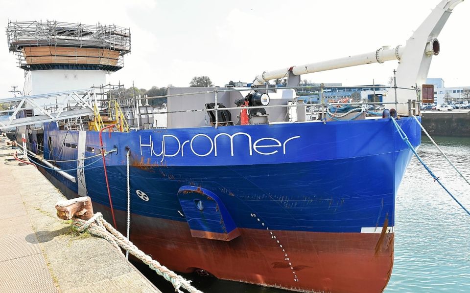 découvrez le navire hydrogène innovant, une révolution maritime alliant technologie de pointe et durabilité. explorez comment ce vaisseau écologique redéfinit le transport maritime avec des solutions énergétiques propres et respectueuses de l'environnement.